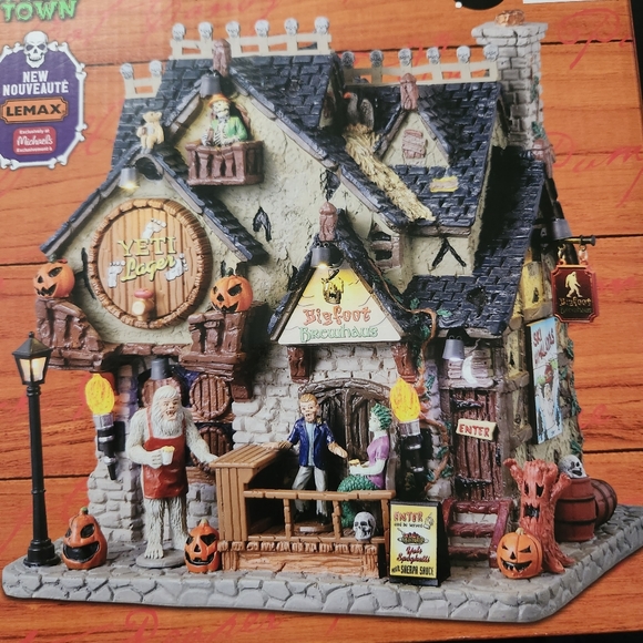 Lemax Spooky Town Bigfoot Brewhaus & Undead Brewery Halloweem Village - Picture 2 of 8